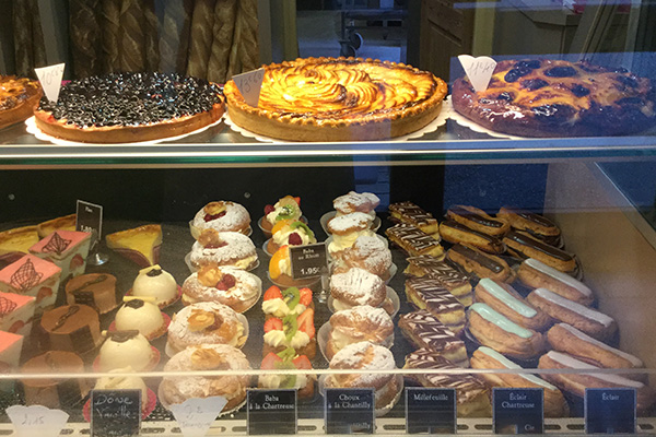 La vitrine des gâteaux de la pâtisserie